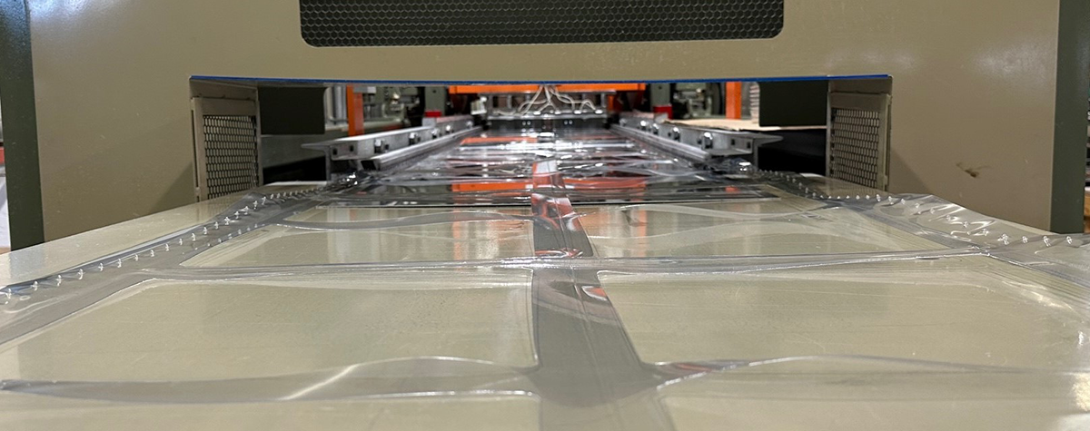 Plastic sheet on a thermoforming production line