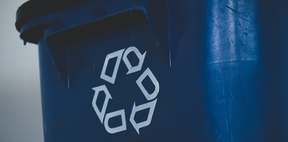 Stacked recyclable plastic trays with recycling symbol